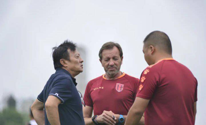 火狐电竞：
【中甲巡礼】成都赛区主帅数据、战绩大比拼 你最支持哪位名帅？(图2)